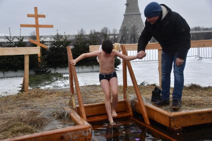 Москва. Мальчик во время крещенского купания на Останкинском пруду.