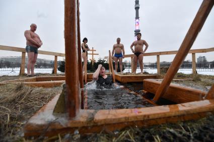 Москва.  Верующие во время крещенского купания на Останкинском пруду.