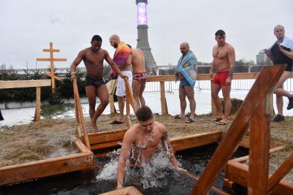 Москва. Мужчины  во время крещенского купания на Останкинском пруду.