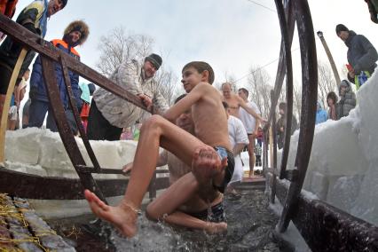 Новосибирск. Верующие во время крещенского купания.