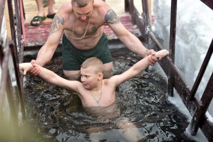 Новосибирск. Верующие во время крещенского купания.