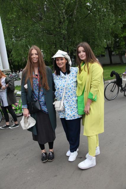 Диск 187. актриса телеведущая Екатерина Стриженова с дочерьми Александрой и Анастасией