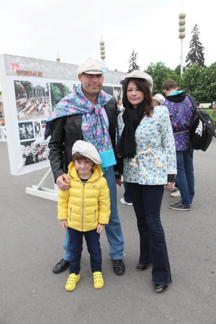 Диск 187. уполномоченный при президенте РФ по правам ребенка Павел Астахов с сыном и женой Оксаной