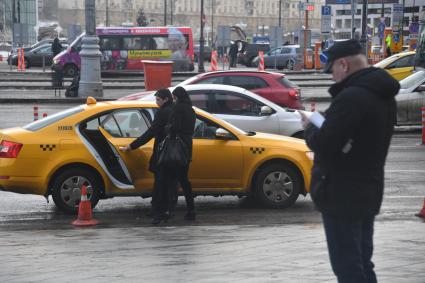 Москва. Пассажиры садятся в такси.