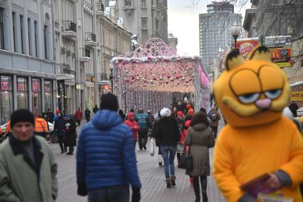 Москва. Новогодние украшения  на Старом Арбате.