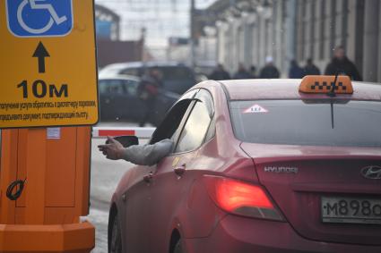 Москва. Такси на улице города.