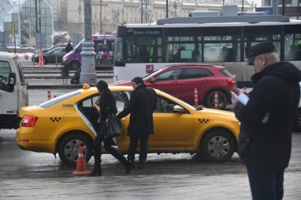 Москва. Пассажиры садятся в такси.