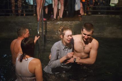 Ставрополь. Верующие во время крещенского купания.