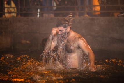 Ставрополь. Верующий во время крещенского купания.