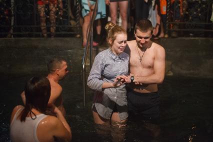 Ставрополь. Верующие во время крещенского купания.