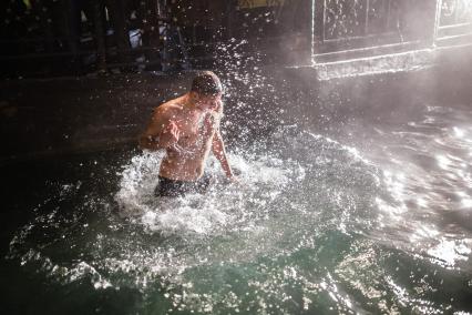 Ставрополь. Верующий во время крещенского купания.