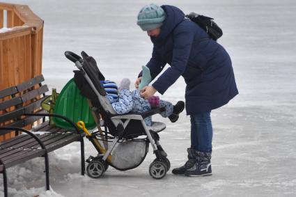 Москва.  Женщина с коляской  на Чистых прудах.