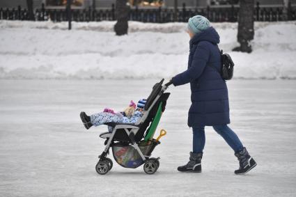 Москва.  Женщина с коляской  на Чистых прудах.