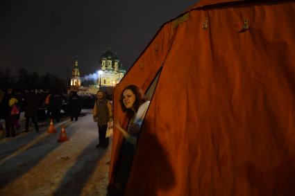 Москва.Женщина в раздевалке перед крещенским купаним на Останкинском пруду.