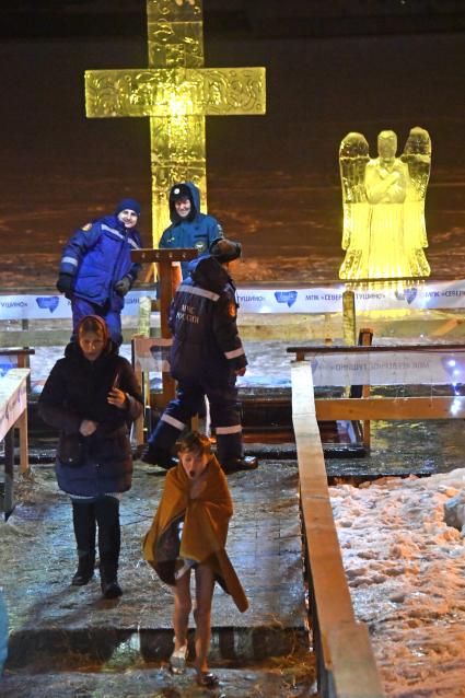Москва. Верующие во время крещенского купания в парке `Северное Тушино`.