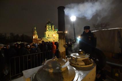 Москва. Раздача горячего чая во время купания в праздник Крещения  на Останкинском пруду.