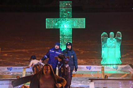 Москва. Верующие во время крещенского купания в парке  `Северное Тушино`.