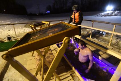 Москва. Верующий во время крещенского купания на Деривационном канале.