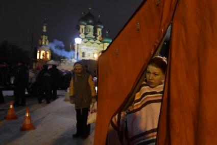 Москва.Женщина в раздевалке перед крещенским купаним на Останкинском пруду.