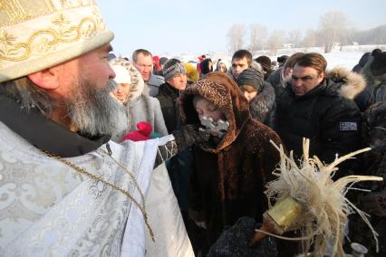 Уфа.  Верующие целуют крест  в день празднования Крещения господня.