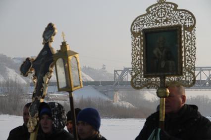 Уфа. Верующие во время крестного хода в день празднования Крещения Господня.