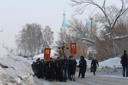 Уфа. Верующие во время крестного хода в день празднования Крещения Господня.