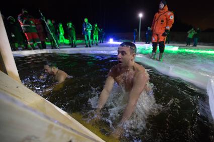 Тярлево. Верующий во время крещенского купания в купели Тярлевского ручья.