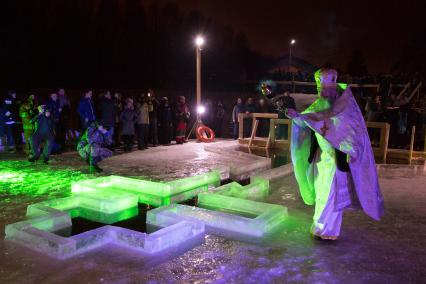 Тярлево. Священнослужитель проводит молебен и  чин освящения воды в купели Тярлевского ручья.