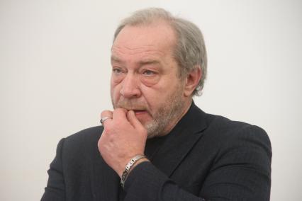 Нижний Новгород. Муж Людмилы Гурченко Сергей Сенин на
выставке личных вещей, сценических костюмов, редких фотографий из фондов музея-мастерской Людмилы Гурченко ,которая проходит в выставочном комплексе города.