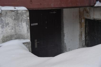 Москва. Дверь подвального помещения Дома Пороховщикова в Староконюшенном переулке.