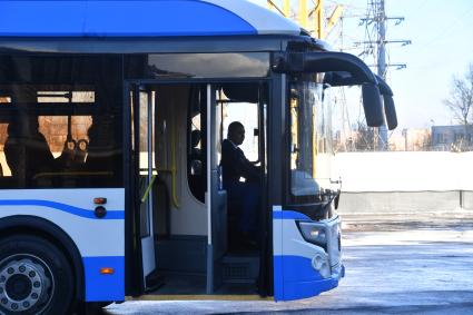 Москва.  Водитель  `Мосгортранса` Александр Мереуца в кабине электробуса ГАЗ производства Ликинского автобусного завода  во время тестовых испытаний  на улицах города.