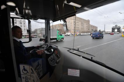 Москва. Водитель  `Мосгортранса` Александр Мереуца  в кабине электробуса ГАЗ производства Ликинского автобусного завода  во время тестовых испытаний  на улицах города.