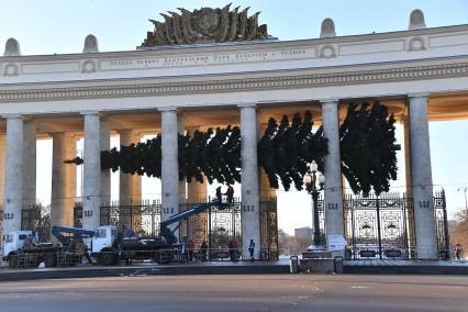 Москва. Демонтаж новогодней горизонтальной елки у главного входа Парка Горького.