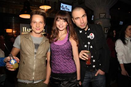 Диск130. Кафе DENDY. 15-летие программы NEWS BLOCK MTV. 2011. На снимке: участники группы HI-FI Кирилл Колгушкин, Олеся Липчанская и Тимофей Пронькин (справа)