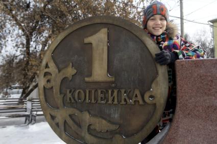 Иркутск. Мальчик у памятника копейке.