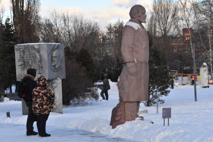 Москва. Скульптура Владимира Ленина в музее   под открытым небом `Музеон`.