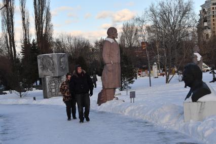 Москва. Скульптура Владимира Ленина в музее   под открытым небом `Музеон`.