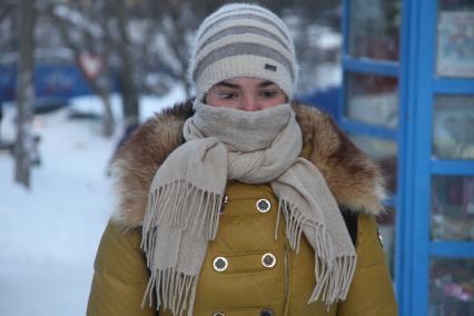 Нижний Новгород. Девушка на морозе закутала лицо шарфом.