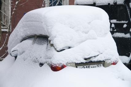 Нижний Новгород. Заснеженный автомобиль на одной из улиц города.