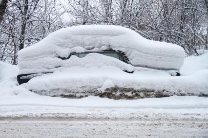 Нижний Новгород. Заснеженный автомобиль на одной из улиц города.