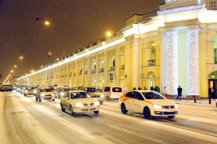 Санкт-Петербург.  Новогоднее убранство  Гостиного двора со стороны Садовой улицы.