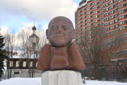 Москва. Бюст Петра I  в парке искусств`Музеон`.