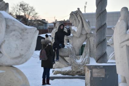 Москва.  Девушки фотографируются  в парке искусств  `Музеон`.