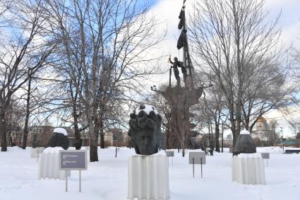 Москва.  Вид на памятник Петру I со стороны парка искусств`Музеон`.