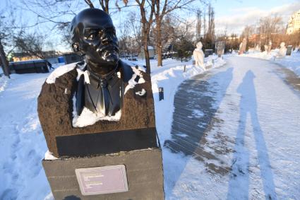 Москва.  Бюст Владимира Ленина   в парке искусств  `Музеон`.