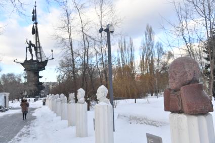 Москва.  Вид на памятник  Петру  I со стороны парка искусств`Музеон`.