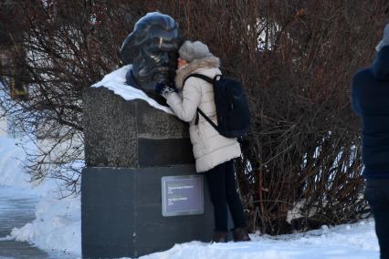 Москва.  Девушка рядом со скульптурой  Карла Маркса   в парке искусств  `Музеон`.