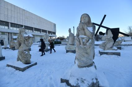 Москва.  Скульптуры  в парке искусств  `Музеон`.