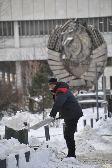 Москва.  Дворник убирает снег в парке искусств`Музеон`.