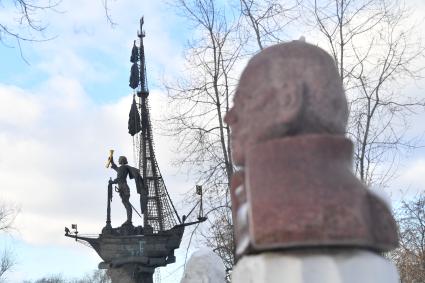 Москва.  Вид на памятник Петру I со стороны парка искусств`Музеон`.